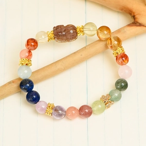 Bracelet en cristal naturel 8mm multicolore avec breloque Pixiu sur un support en bois