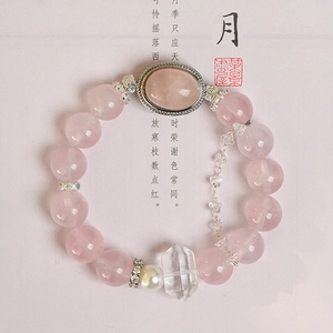 Bracelet en quartz rose naturel avec pointe de cristal blanc sur fond de papier vintage