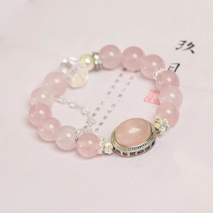 Bracelet en quartz rose avec gemme ovale et accents de cristal blanc en vue de 45 degrés