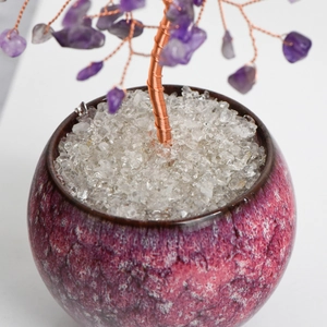 Árbol de cristal de amatista natural con ramas de cobre y base de cerámica con esmalte craquelado
