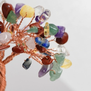 Árbol de cristal en miniatura con tronco de cobre y hojas de piedras preciosas