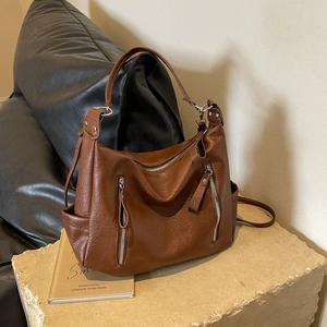 Sac fourre-tout hobo en cuir marron avec fermetures éclair argentées pour le bureau