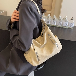 Grand sac à main beige en similicuir texturé avec fermetures éclair et poches latérales