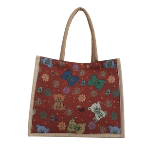 Grand sac cabas rouge en toile jacquard avec motifs ours et poignées en jute