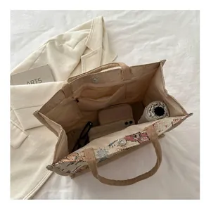 Grand sac fourre-tout en toile marron clair montrant une grande capacité pour le quotidien