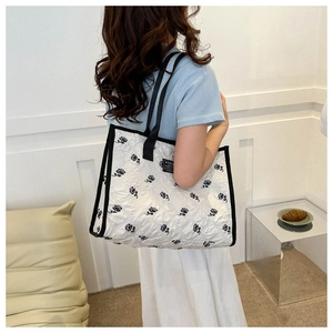 Détail du sac cabas en toile blanche avec motif rose noire et anse en sangle tissée