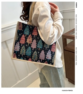 Détails du motif jacquard d'arbres de Noël sur un grand sac cabas en toile avec anses tissées