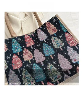 Gros plan du tissage jacquard sapin de Noël coloré sur un grand sac en toile noir