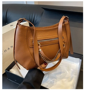 Braune Umhängetasche aus Leder mit goldener Kette und eleganter Geschenkverpackung
