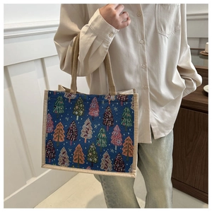 Détail du cabas en toile avec motifs de sapins colorés et anses en corde tressée