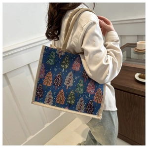 Détail d'un grand sac cabas en toile avec imprimés pins colorés et anses en jute