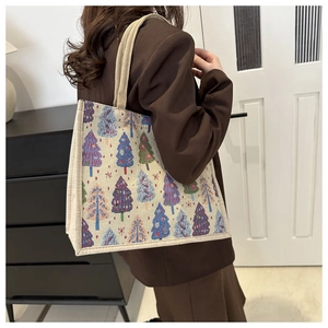 Détail du sac cabas beige avec imprimés sapins de Noël colorés et anses en tissu