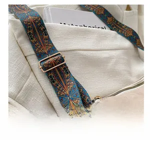 Detail eines gewebten bunten Ethno-Gurtes mit verstellbarer Vintage-Messingschnalle