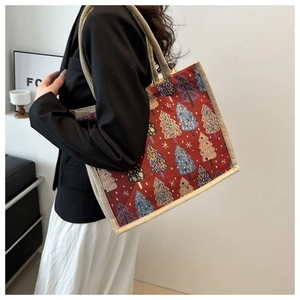 Détail du sac cabas rouge avec motifs sapins de Noël et poignées robustes en toile tissée