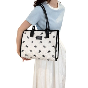 Sac cabas matelassé blanc cassé avec broderie rose noire et étiquette FASHION INSTINCT