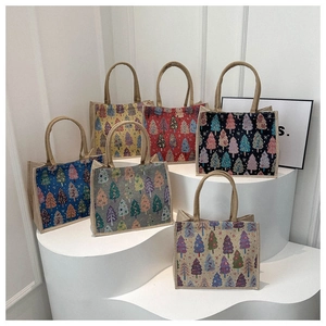 Collection détaillée de sacs cabas en jute colorés avec motifs d'arbres sur présentoirs