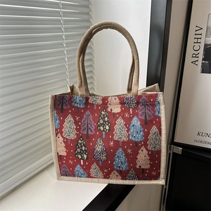 Sac cabas rouge en toile avec motifs sapins colorés et anses en corde beige