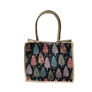 Cabas en toile avec broderie sapin de Noël festive et texture tissée sur tissu noir