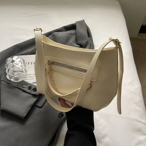 Elegante cremefarbene Schultertasche aus Leder mit Goldkette und Reißverschlussfach
