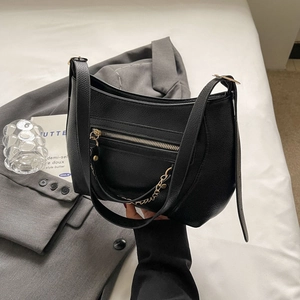 Minimalistische schwarze Hobo-Tasche mit Litschitextur und schicker Goldkette