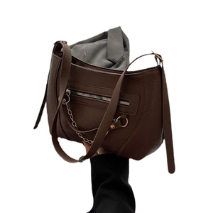 Dunkelbraune Schultertasche aus Leder mit Litschi-Muster und silberner Kette