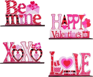 Detalle de cuatro decoraciones de madera variadas para San Valentín con motivos festivos
