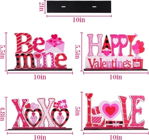 Detalle de cuatro carteles de madera de San Valentín con textos románticos y motivos de corazones