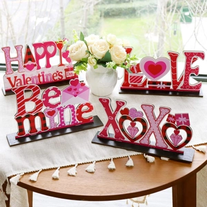 Detalle de decoración de madera de San Valentín con motivos de corazones Love y Be Mine