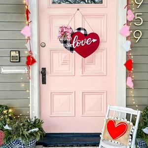 Dettaglio decorazione porta in legno a doppio cuore di San Valentino con scritta Love