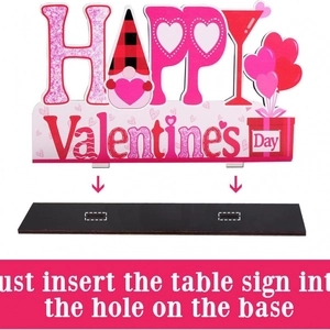 Decoración de San Valentín con cartel de gnomo rosa y soporte de base de madera negra