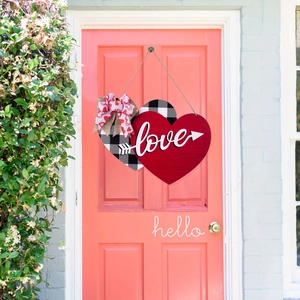 Decorazione per porta a doppio cuore in legno per San Valentino con fiocco e scritta Love