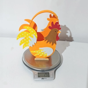 Details des bunten Osterkorbs aus Filz mit orangefarbigem Filz mit orangefarbenem Körper und gelben Punkten