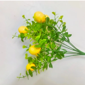 Detail von künstlichem Eukalyptuszweig mit grünen Blättern und gelben Zitronenbeeren