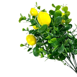 Künstlicher Strauß mit gelben Zitronenfrüchten und Eukalyptusblättern für Heimdeko