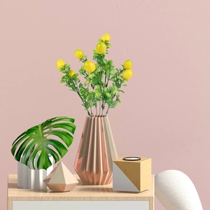 Branche de citronnier artificiel dans un vase géométrique or rose au style nordique