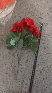Flores de geranio rojo artificial de 33-35 cm de largo con hojas verdes realistas