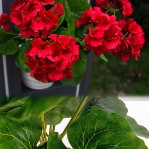Geranio artificial rojo en maceta blanca para decoración de bodas y hogar