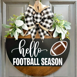 Detail von Hello Football Türschild aus Holz mit karierter Schleife und Blättern