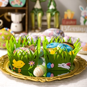Oster-Filz-Aufbewahrungskorb mit Hasen- und Küken-Deko auf einem goldenen Spiegeltablett
