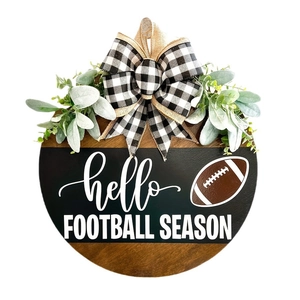 Rustikales Football Season Hello Türschild mit Eukalyptus und Karoschleife