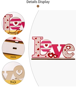 Détail de la déco LOVE en bois avec motifs de cœurs et socle pour la Saint-Valentin