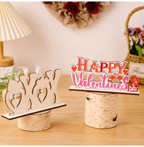 Détail du décor de table en bois XOXO et Happy Day pour la Saint Valentin avec cœurs