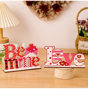 Décoration de table de la Saint-Valentin en bois avec lettres Be Mine et motifs cœur