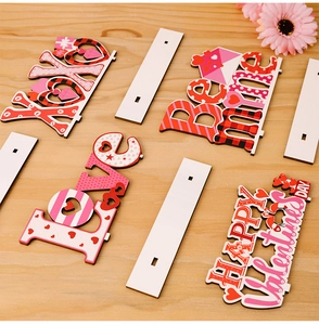 Détails de quatre décorations de Saint-Valentin en bois avec motifs de cœurs