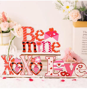 Détail de trois ornements de Valentin en bois avec signes Be mine, XOXO et Love