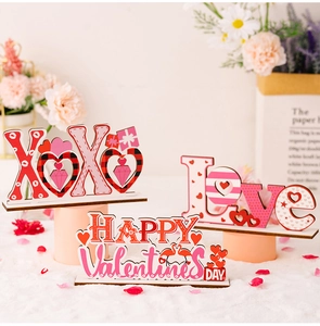 Trois décorations de Saint-Valentin en bois avec motifs XOXO et LOVE sur fond fleuri rose