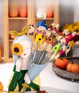 Detail der Ernte-Mädchen Harzvase mit bunten Mini-Strohpuppen für die Herbstdekoration