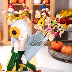 Detail einer Vogelscheuche aus Holz mit Sonnenblumen-Akzenten für Erntedankfest-Deko