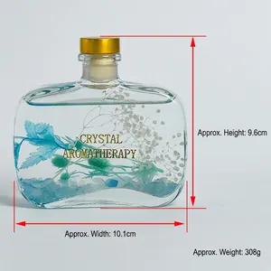 Flacon d'aromathérapie en verre avec fleurs séchées bleues et cristaux pour maison