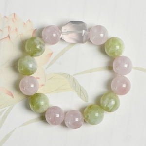 Bracelet fait main en quartz rose 13mm et perles de jade 14mm sur un fond de style zen